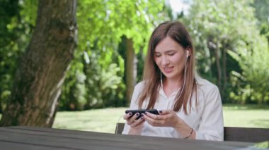 Genç Bayan Park müzik dinlemek