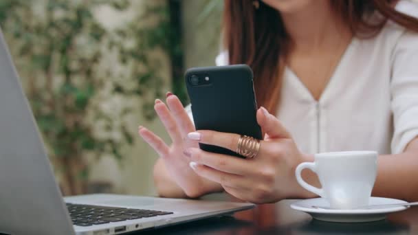 Una dama usando una computadora y un teléfono en la habitación — Vídeos de Stock