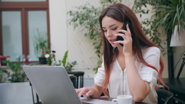 Een dame die praten over de telefoon op de kamer — Stockvideo