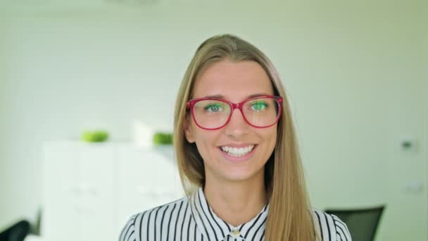 Porträt einer erfolgreichen lächelnden Geschäftsfrau — Stockvideo