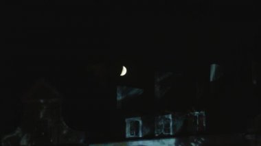 Half Moon üzerinde evin çatı geceleri parlayan.