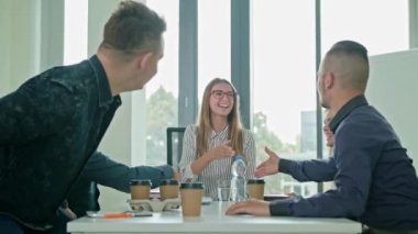 Karşılıklı iş toplantı gösteren takım çalışması