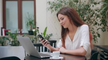 Odaya bir telefonu kullanarak bir Bayan