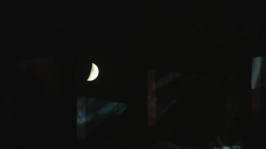 Half Moon üzerinde evin çatı parlayan. Glitch