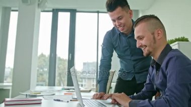 İki tartışırken fikirleri dizüstü kullanarak adam