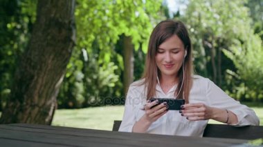 Genç Bayan Park müzik dinlemek