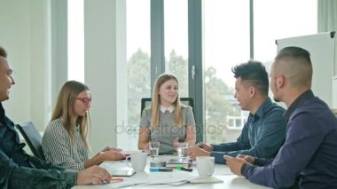 Yüksek Beşli Modern ofisindeki bir başlangıçta üyeler