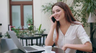 Odasında telefonda konuşurken bir Bayan