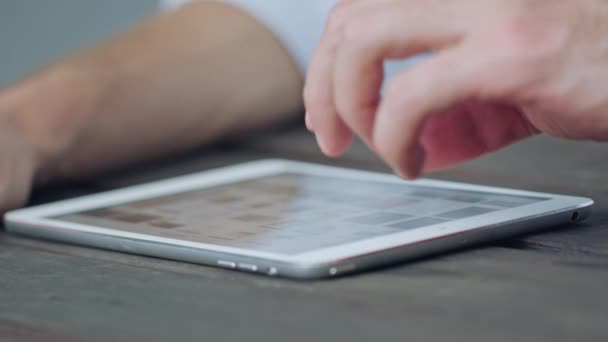 Mans handen met behulp van een telefoon — Stockvideo