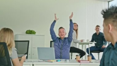 İşadamı laptop arıyorum zaferini kutluyor