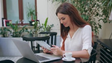 Güzel kızı odasında bir ipad kullanmak