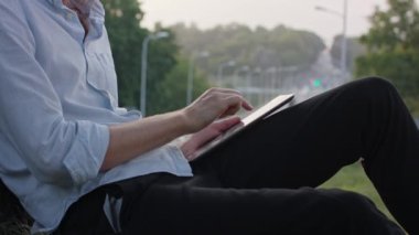 Genç bir adam açık havada bir Tablet kullanma