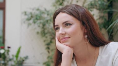 Güzel kız oturma odasında