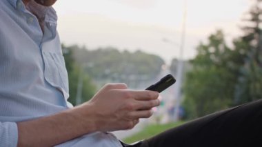 Açık havada bir cep telefonu kullanarak eller genç adamın