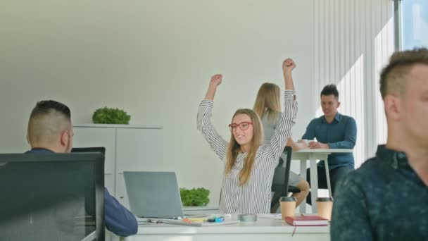 Vrouw vieren overwinning kijken naar Laptop — Stockvideo