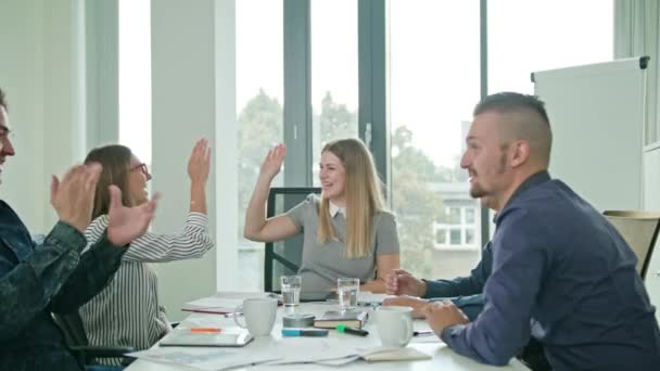 High Fives medlemmar vid en start i ett modernt kontor — Stockvideo