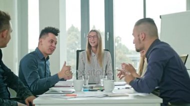 Yüksek Beşli Modern ofisindeki bir başlangıçta üyeler