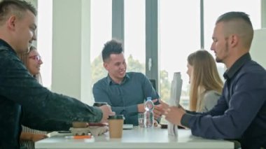 Karşılıklı iş toplantı gösteren takım çalışması