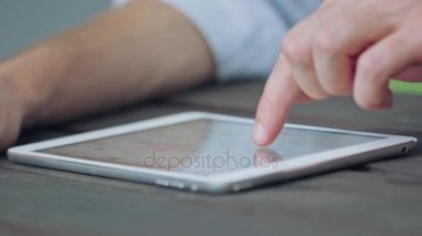 Bir telefonu kullanarak eller mans