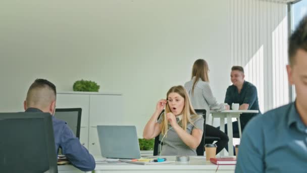 Mujer celebrando la victoria mirando al ordenador portátil — Vídeo de stock