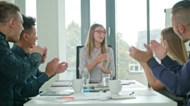 Yüksek Beşli Modern ofisindeki bir başlangıçta üyeler