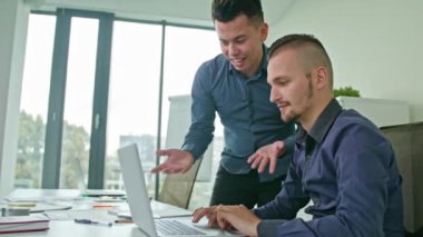 İki tartışırken fikirleri dizüstü kullanarak adam