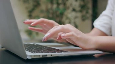 Odanın içinde belgili tanımlık Laptop yazarak kadının elleri.