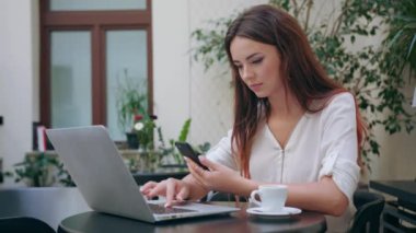 Bir bilgisayar ve bir telefon odaya kullanarak bir Bayan