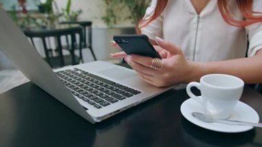 Bir bilgisayar ve bir telefon odaya kullanarak bir Bayan