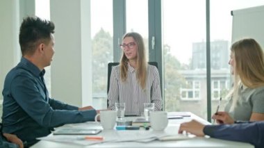 Yüksek Beşli Modern ofisindeki bir başlangıçta üyeler