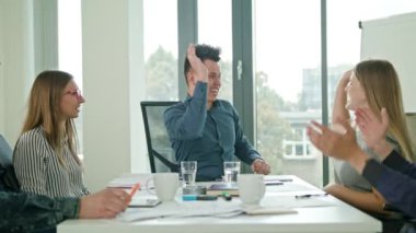 Yüksek Beşli Modern ofisindeki bir başlangıçta üyeler