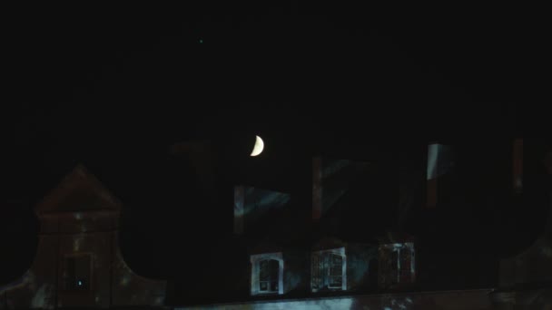 Halve maan schijnt Over het dak van het huis. Glitch — Stockvideo