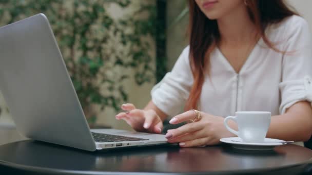 Menina bonita usando um laptop no quarto — Vídeo de Stock