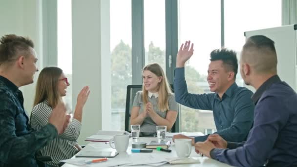 High Fives medlemmar vid en start i ett modernt kontor — Stockvideo