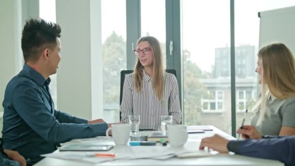 Miembros de High Fives en una startup en una oficina moderna — Vídeos de Stock