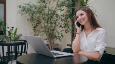 Odasında telefonda konuşurken bir bayan. Glitch