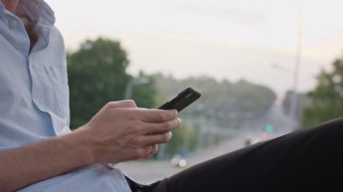 Açık havada bir cep telefonu kullanarak eller genç adamın