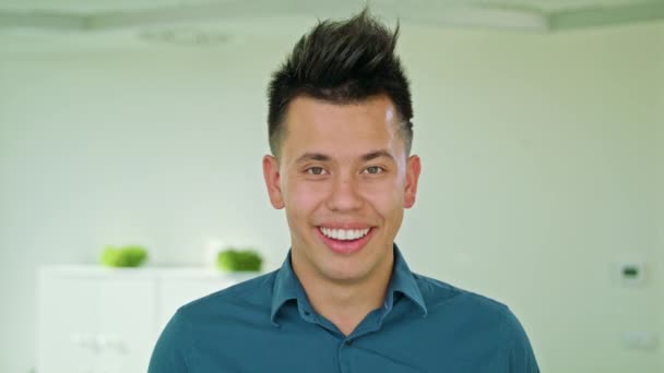 Porträtt av framgångsrik leende affärsman — Stockvideo