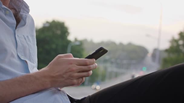 Les jeunes Mans Mains Utiliser un Mobile En Plein Air 