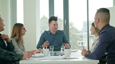 Yüksek Beşli Modern ofisindeki bir başlangıçta üyeler