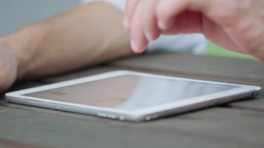 Bir telefonu kullanarak eller mans