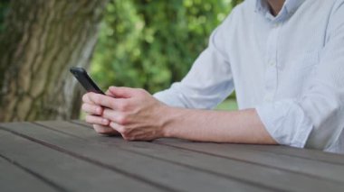 Parkta bir telefonu kullanarak eller mans