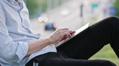 Genç bir adam açık havada bir Tablet kullanma