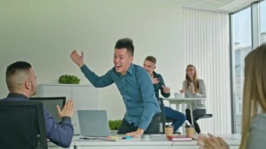 İşadamı laptop arıyorum zaferini kutluyor