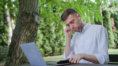 Genç bir adam telefonda müzik dinlemek