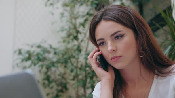 Odasında telefonda konuşurken bir Bayan — Stok video