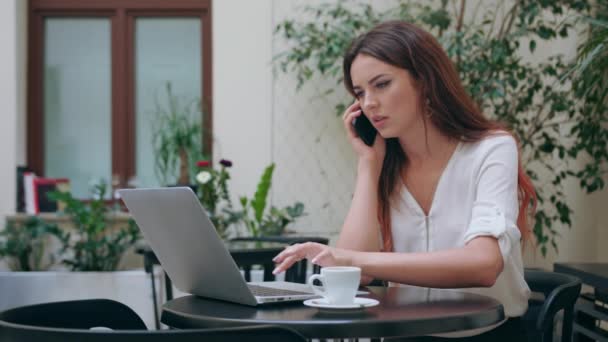 Een dame die praten over de telefoon op de kamer — Stockvideo