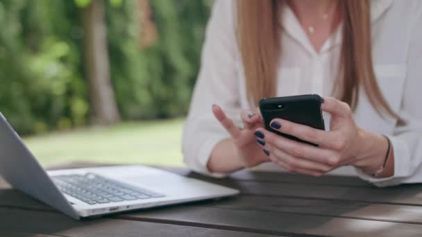 Business Lady met behulp van een Laptop en een telefoon — Stockvideo