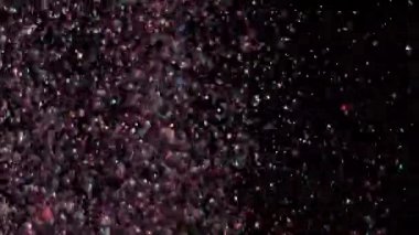 Siyah arka plan üzerinde patlayan gerçekçi Glitter.