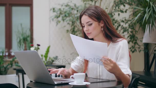 Een Businesslady werken op de kamer — Stockvideo
